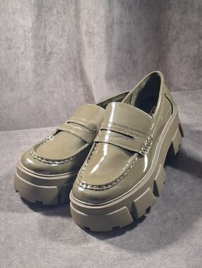 Aldo Bigshow Patent Leather Khaki Lightweight Lug Sole Loafers NEAR NEW US 6.5